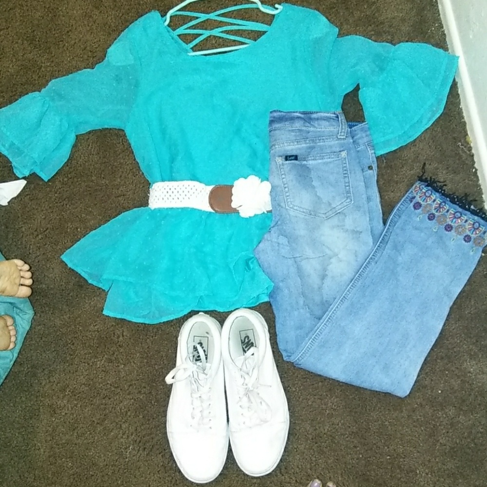 hello the pants and shoes are not for sell just sh